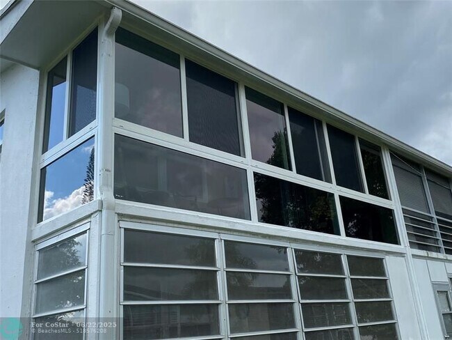 Building Photo - 72 Newport D