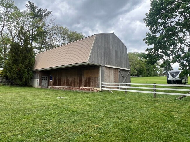 Building Photo - Stunning 3 Bedroom Home with Barn and Over 3 Acres!