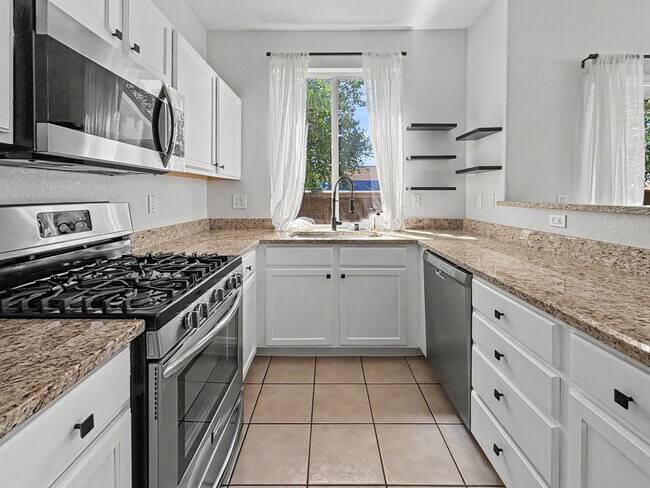 Building Photo - 6501 San Antonio Dr NE