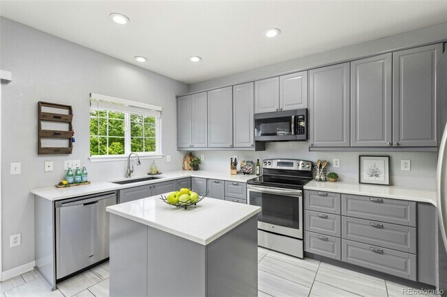Building Photo - 5733 S Yakima Way