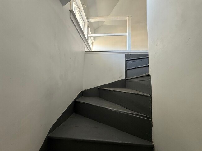 Building Photo - 68 Ash St