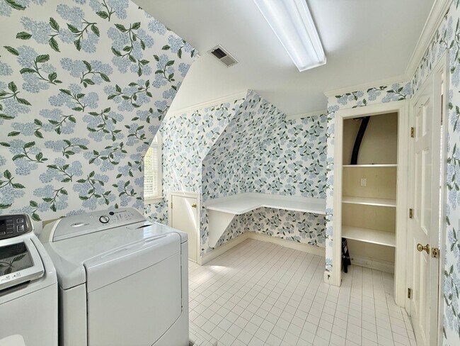 Building Photo - **OFFERING REFUNDABLE APPLICATION FEES & $250 MOVE IN PROMOTION** Incredible 5BD, 4.5BA House in ...