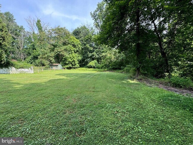 Building Photo - 692 Lenni Rd