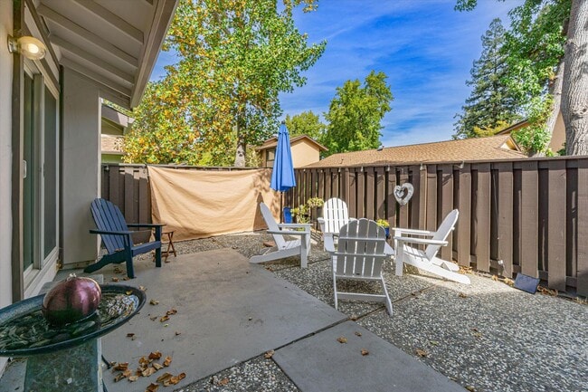 Building Photo - Freshly Renovated, End Unit Town-House Ava...