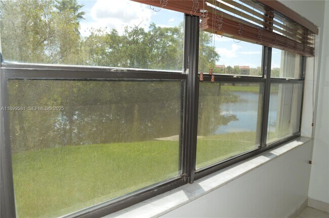 Building Photo - 303 Racquet Club Rd