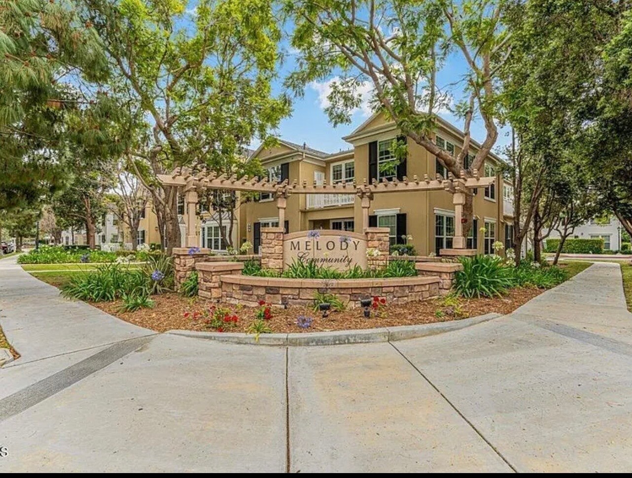 Building Photo - 990 Holiday Ave