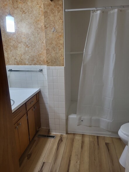 Hallway Bathroom - 1462 Ranch Rd