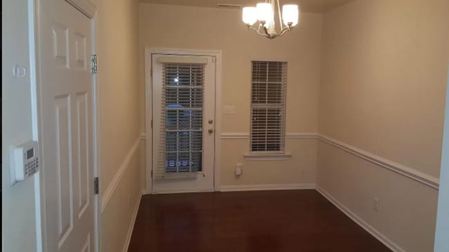 Building Photo - Beautiful Townhome in Harrisburg School Di...
