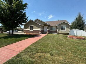 Building Photo - 5 bdrm 3 bth Home 2 Car Garage- Solar Pane...