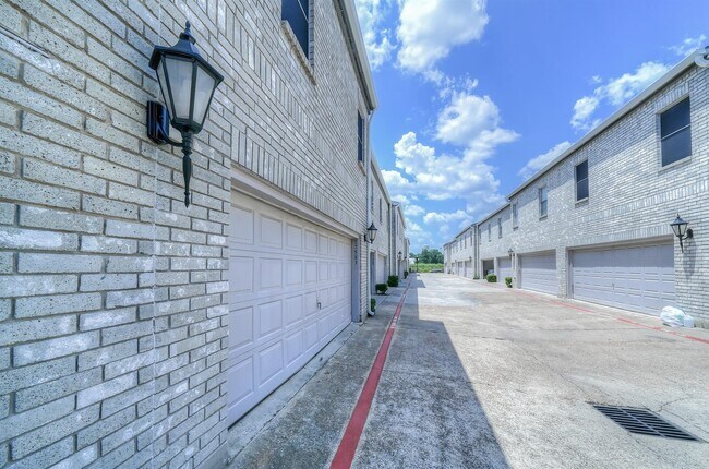 Building Photo - 17583 Red Oak Dr