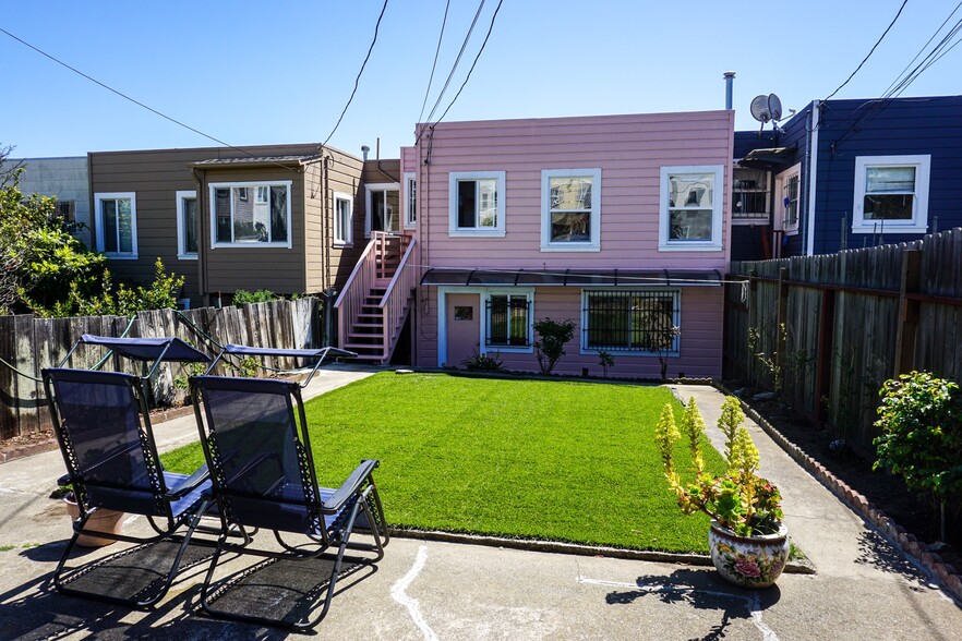 Spacious and sunny backyard - 38 San Gabriel Ave