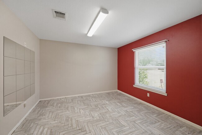 Building Photo - 2607 Brom-Bones Dr