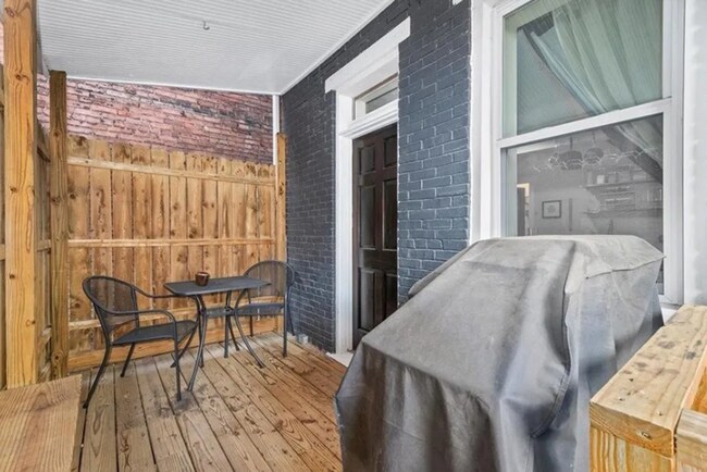 Building Photo - *Beautifully Updated & Spacious 3BD/2.5BA ...