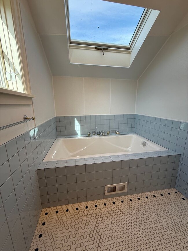 Building Photo - 3BR Tudor Home 1/2 Block from Greenlake!