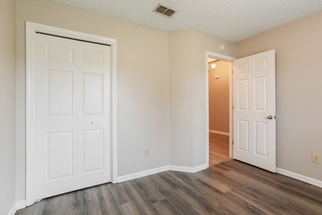 Building Photo - 1832 Northglen Cir