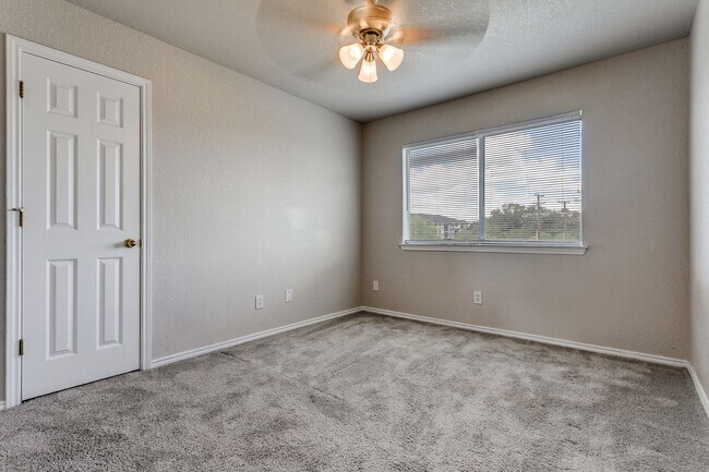 Building Photo - Welcome home to this spacious 4-bedroom, 2...