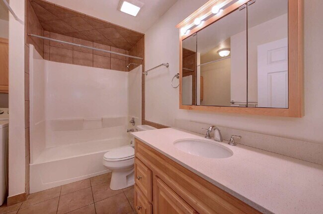 Building Photo - Charming Colorado Springs Rental in Top Ra...