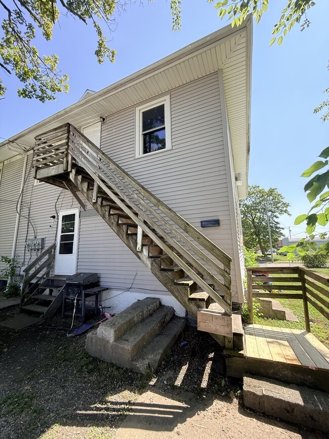 Building Photo - 319 1/2 N McDonel St