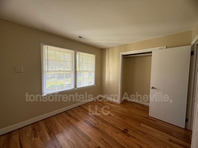 Building Photo - 161 Dogwood Dr