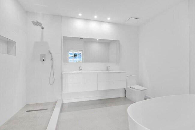 Building Photo - 300 S Australian Ave