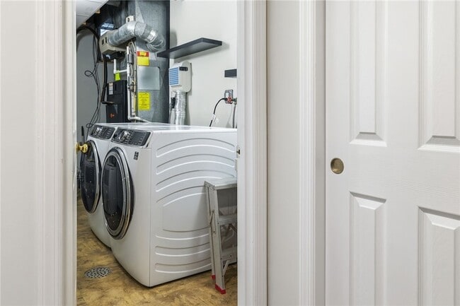 Building Photo - 709 Clyde St