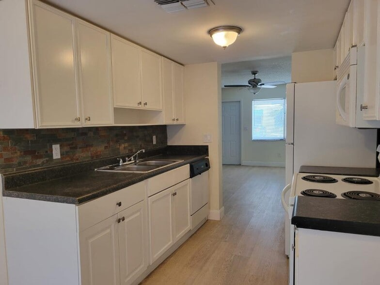 Building Photo - 2052 Kings Hwy