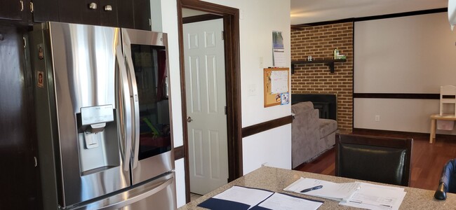 Building Photo - Spacious Home in Quiet Neighborhood
