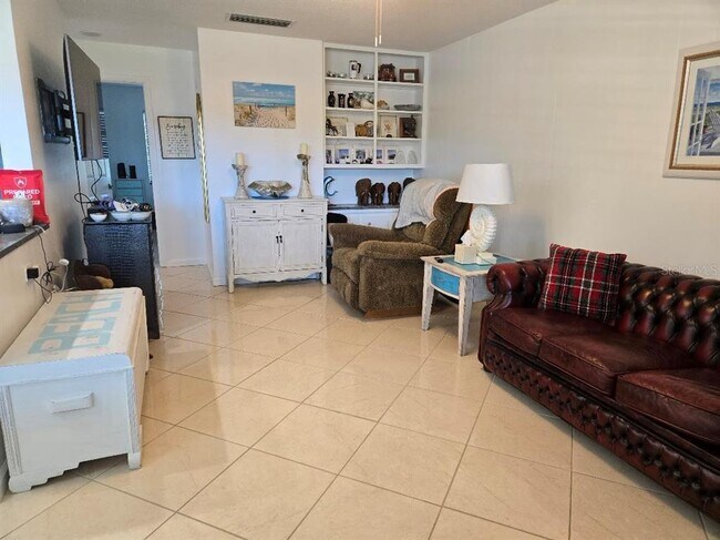 Building Photo - 650 Pinellas Point Dr S