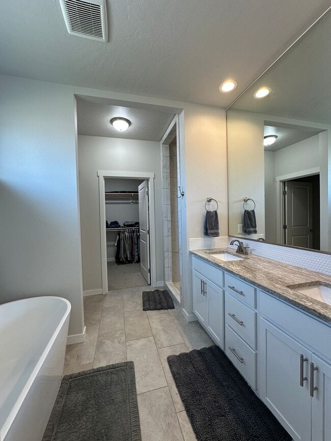 Building Photo - 3 bedroom, 2.5 bath with bonus room in Wes...