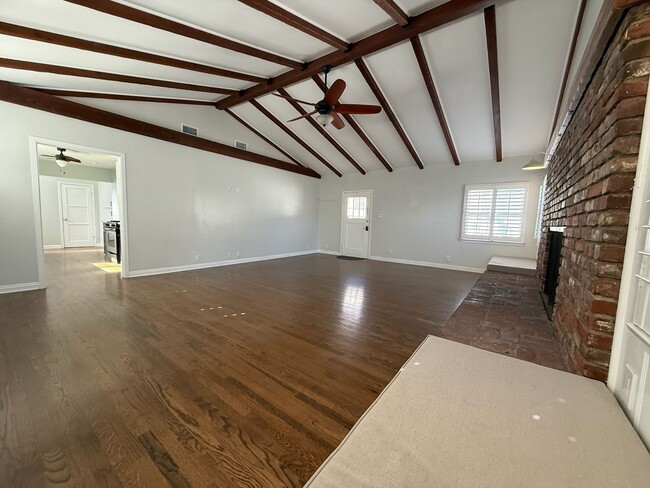 Building Photo - Spacious Silver Lake Charmer 2-bedroom, 1-...