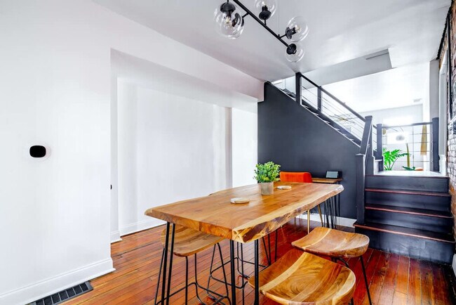 Building Photo - 96 Brickel St