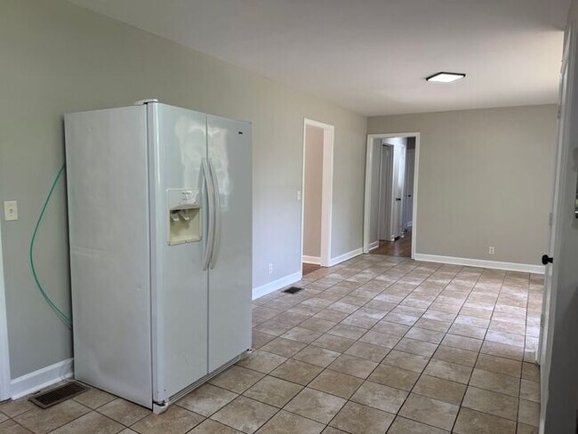 Building Photo - Lovely and Spacious Home in South Nashville - Garage and Fenced in Yard