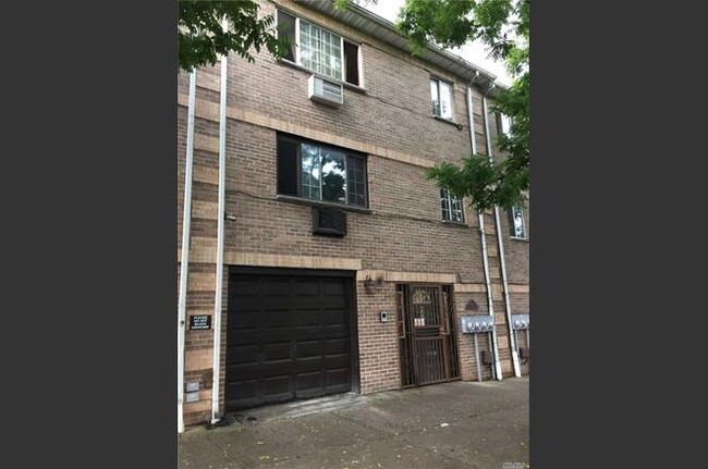 Building Photo - 448 Throop Ave
