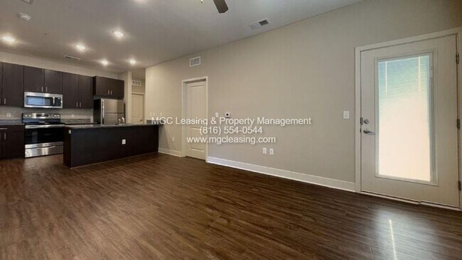 Building Photo - 2 Bedroom Luxury Apartment in the Northland of KCMO
