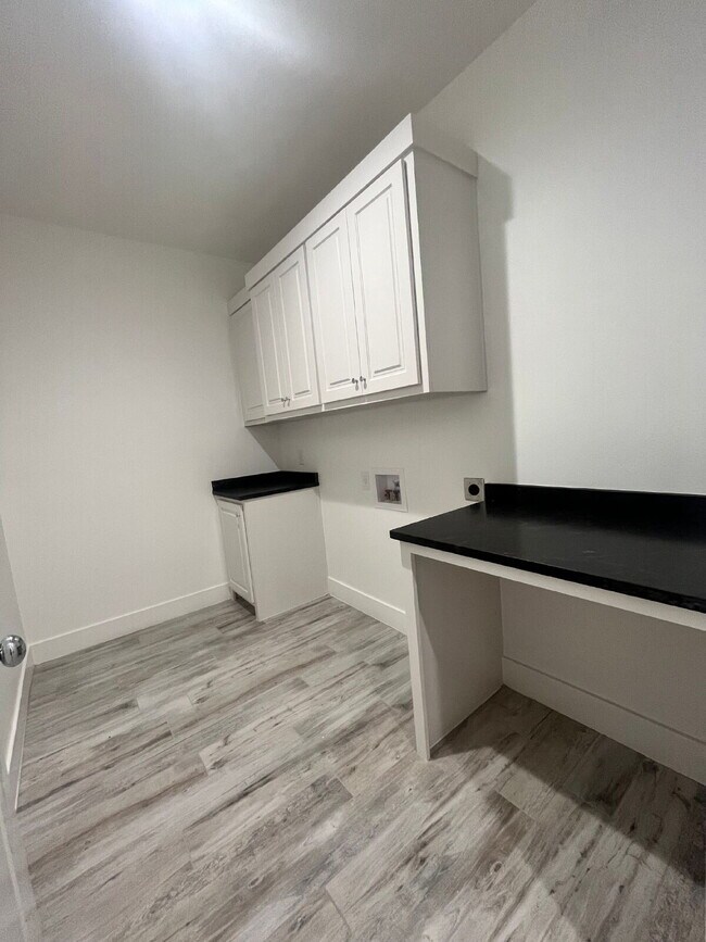 Building Photo - 2 Bedroom Home with Easy Access to Slide Road