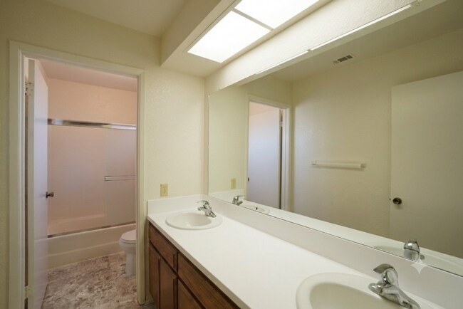 Building Photo - 1221 Primrose Ct