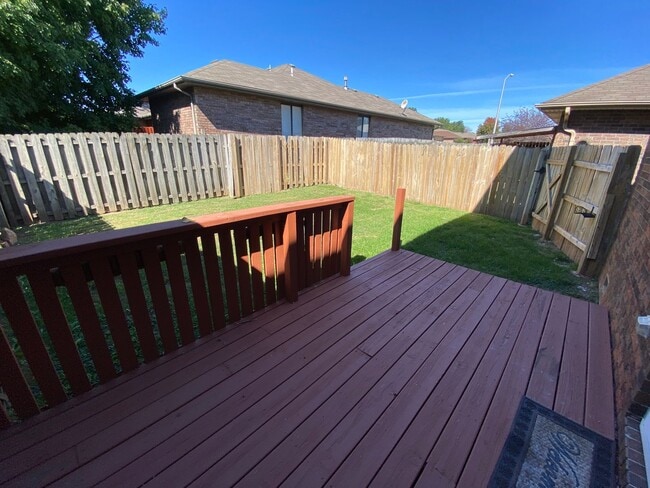 Building Photo - Great 2 bedroom 1.5 bathroom  Duplex