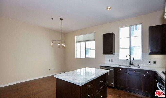 Building Photo - 5350 Playa Vista Dr
