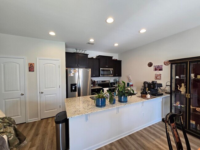 Building Photo - 1922 Flagpole Dr