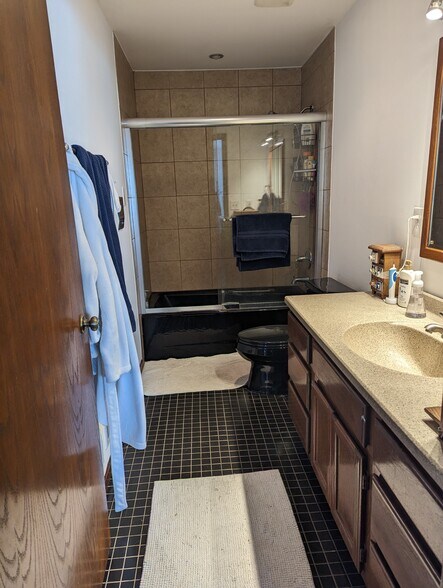 Spacious Bathroom - 6157 S 42nd St