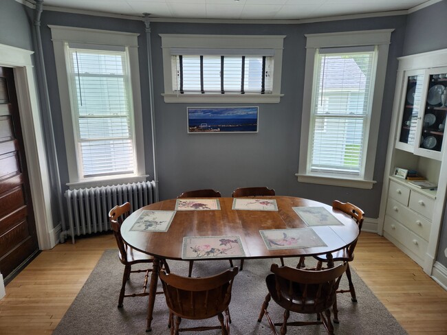 Dining room - 811 W 4th St