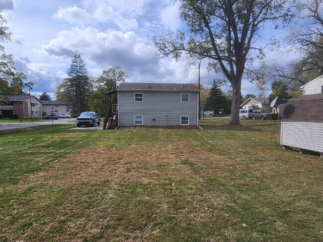 Building Photo - 5904 Edson St