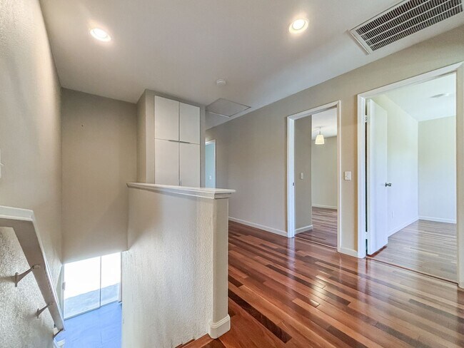 Building Photo - Beautiful 4BD/2.5BA House in Eastlake W/ O...
