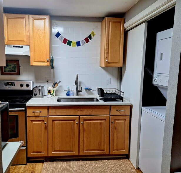 Building Photo - 1917 Oakwood Dr