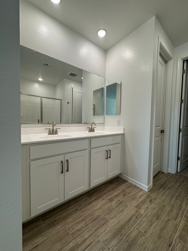 Building Photo - 3 bed 2.5 bath brand new home