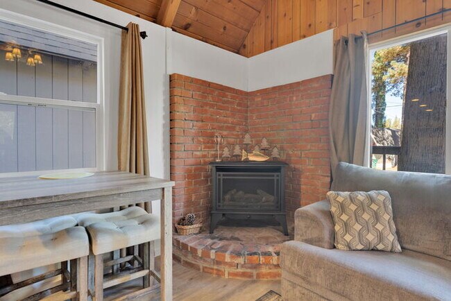 Building Photo - Remodeled 2 Bed / 1 Bath Near Bear Mountain & Golf Course