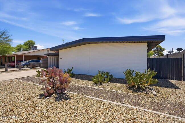 Building Photo - 1609 E Gaylon Dr