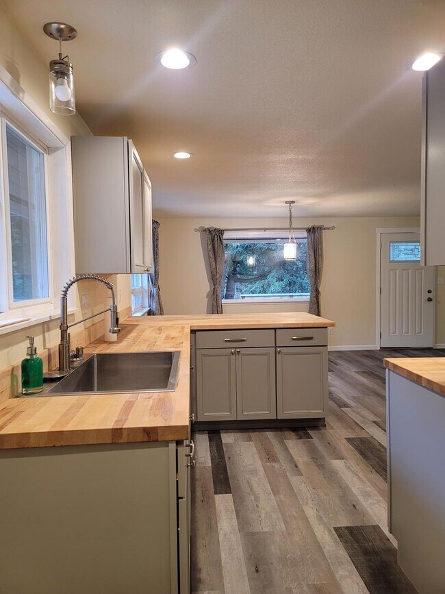 Building Photo - 2 Bedroom Rambler in Suquamish!