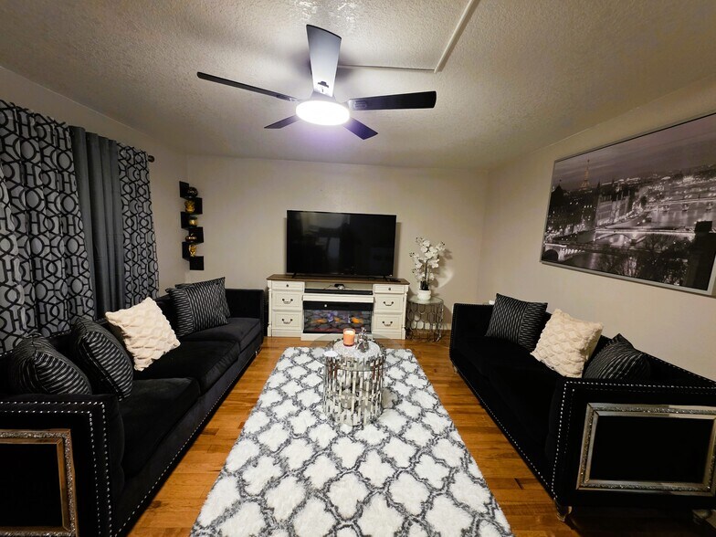 Living Room - 12504 SE Stark St
