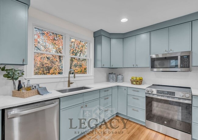 Building Photo - 719 Woodmere Dr
